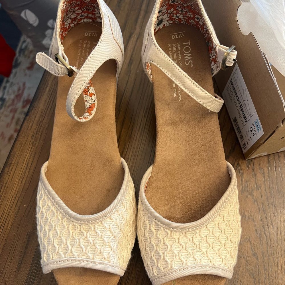 TOMS Women's Tan Woven cork straps Sandals. Women’s size 10.